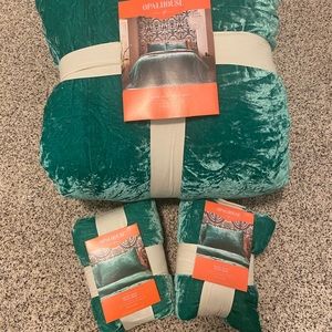 Opal House Velvet Green Full/Queen Comfortable and two shams